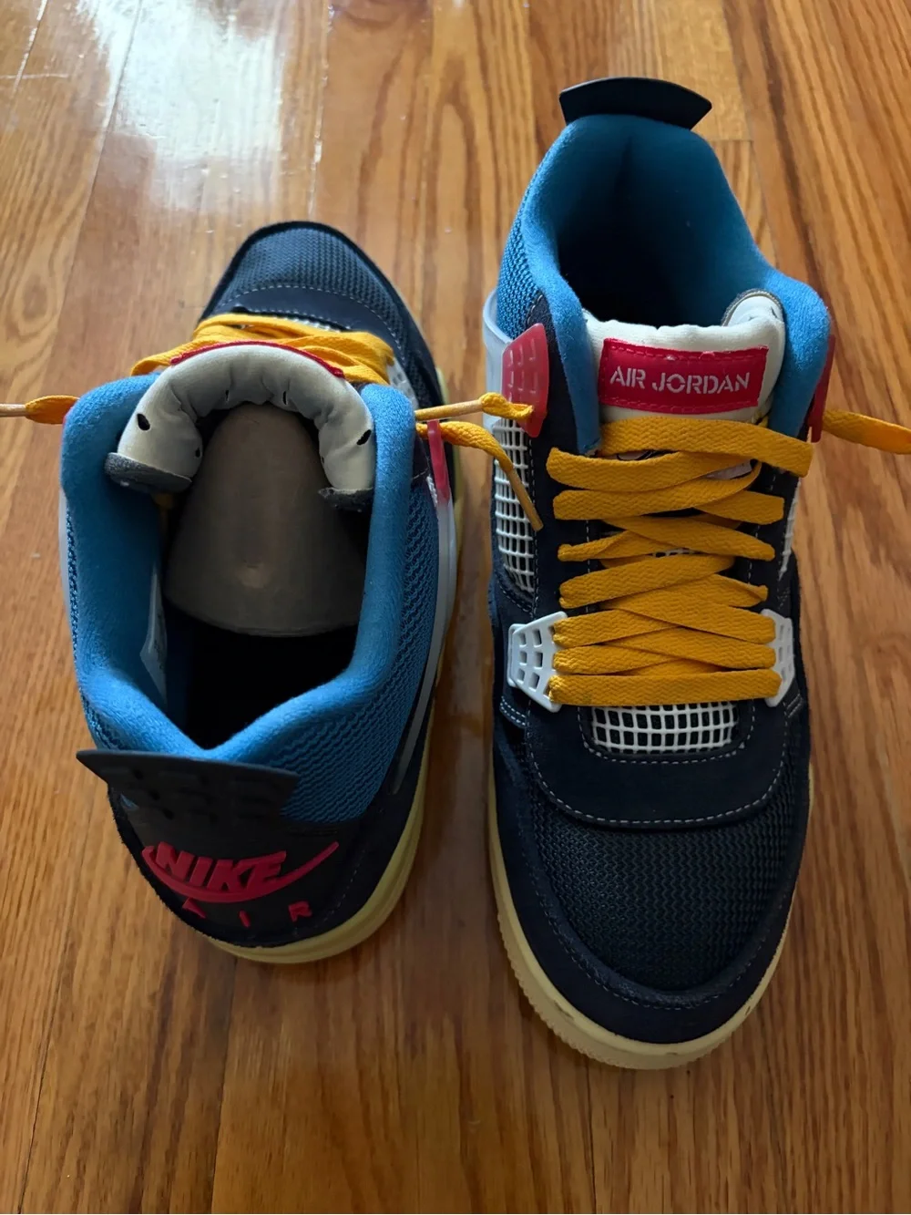 Jordan 4 ucla off noir (no extra laces)